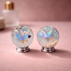 Pode incluir: Um conjunto de três canecas de cerâmica com acabamento salpicado e fosco. As canecas são em tons de creme, cinza claro e cinza escuro. Cada caneca tem um design simples e minimalista e uma alça arredondada. As canecas estão empilhadas.