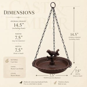 Op de afbeelding: Een hangende vogelbad of voederbak van roestbruin gietijzer met een centrale vogelbeeldje op een tak. De ronde schaal heeft een geschulpte rand en hangt aan drie metalen kettingen. De afmetingen zijn 36,8 cm hoog en 19,1 cm breed.