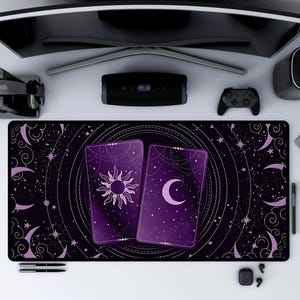 Tappetino per mouse con carte dei tarocchi, tappetino da scrivania viola con design magico di luna e sole per ambientazioni mistiche, regalo per gli amanti dell'astrologia, tappetino da scrivania magico