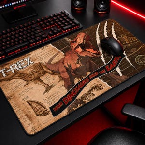 Puede incluir: Alfombrilla de ratón rectangular con un diseño de dinosaurio marrón y beige. Muestra una ilustración de T-Rex, esqueletos de dinosaurios y el texto "WHEN DINOSAURS RULED THE EARTH". Un ratón de ordenador negro descansa sobre ella.