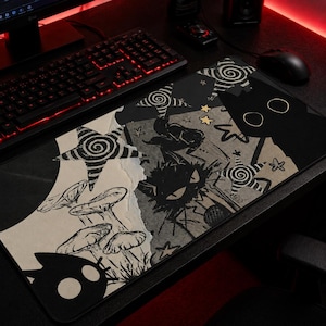 Peut inclure: Tapis de souris noir et blanc au design fantaisiste. Le tapis présente des illustrations de champignons, d'étoiles et d'une silhouette de chat. Le design est placé sur un fond neutre, créant un contraste saisissant. Le tapis est rectangulaire et conçu pour un bureau d'ordinateur.