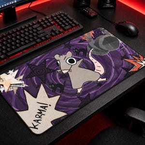 Puede incluir: Alfombrilla de ratón rectangular con una rata de dibujos animados sobre un fondo morado con patrones arremolinados, estrellas y siluetas de gatos negros. La palabra "KARMA!" está en una explosión blanca.