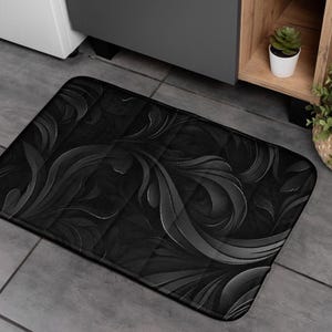 Elegante tappeto da bagno scuro con motivo floreale barocco, decorazione per il bagno, tappetino da bagno gotico nero, arredamento moderno e minimalista per la casa.