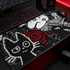 Puede incluir: Alfombrilla de ratón para juegos en blanco y negro con un gato de dibujos animados y un diseño abstracto. La alfombrilla presenta un fondo negro con detalles en blanco y rojo, incluyendo una espiral y varias ilustraciones de tipo gato. Se ven un teclado y un ratón.