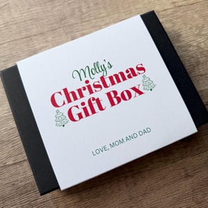 Personalized Christmas gift card box with name — custom holiday gift box for kids or adults, red and green festive design reading ‘The recipient’s name and (ex: Molly’s) Christmas Gift Box’ and message from gift (ex: ‘Love, Mom and Dad.’) Perfect for Christmas Eve boxes, holiday packaging, or personalized Christmas keepsake boxes. Gift for hard to shop people