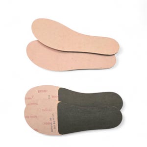 Peut inclure: Deux paires de semelles int&eacute;rieures de chaussures. Une paire est de couleur beige clair, l'autre est noire avec un talon beige. Les semelles sont con&ccedil;ues pour &ecirc;tre ins&eacute;r&eacute;es dans les chaussures pour plus de confort et de soutien. Elles sont en mati&egrave;re souple.