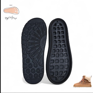 Könnte beinhalten: Zwei schwarze Schuhsohlen mit strukturierten Mustern, eine mit kreisförmigen und sonnenartigen Designs, die andere mit einem Rastermuster. Ein brauner Stiefel mit einem Kunstfellkragen befindet sich in der Ecke. Das Wort "Barefoot" ist kursiv geschrieben.