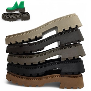 Puede incluir: Una pila de cinco suelas de zapatos en diferentes colores y texturas. Las suelas están hechas de un material similar al caucho y tienen un patrón de banda de rodadura texturizado. Las suelas están apiladas en orden de tamaño, desde la más grande hasta la más pequeña, con la suela más grande en la parte inferior y la suela más pequeña en la parte superior.