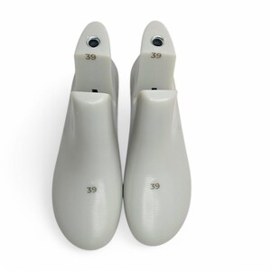 May include: Two light gray shoe lasts, size 39, are displayed against a white background. Each last has a rounded toe and a heel, with a metal eyelet at the top. The number 39 is printed on the heel and the top of each last.