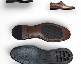 Pode incluir: Apresentação de dois pares de sapatos de couro, um preto e outro castanho. A imagem também mostra as solas dos sapatos, uma castanha e outra preta. Estes sapatos são projetados para ocasiões formais.