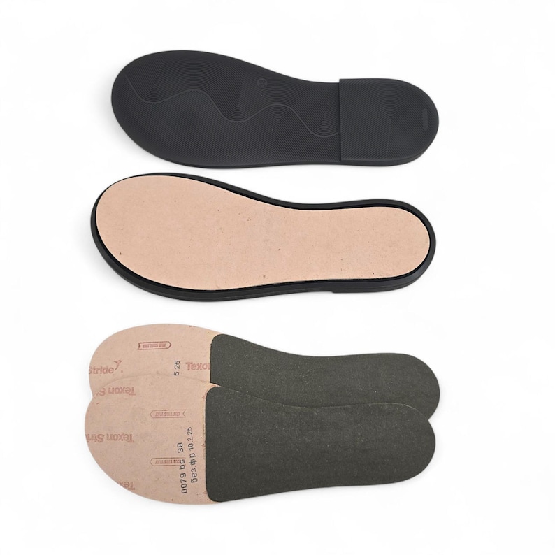 Peut inclure: Trois composants de chaussures sont pr&eacute;sent&eacute;s : une semelle en caoutchouc noire, une semelle int&eacute;rieure beige et deux semelles int&eacute;rieures gris fonc&eacute;. La semelle noire est con&ccedil;ue pour le bas d'une chaussure. La semelle int&eacute;rieure beige est une insertion en forme de pied.
