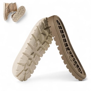 Könnte beinhalten: Hellbraune Stiefel mit strukturierter Sohle, dargestellt mit einer Nahaufnahme des Profils. Die Stiefel haben ein Schnürdesign und eine neutrale Farbpalette, passend für verschiedene Outfits.