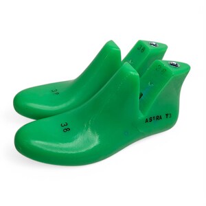 K&ouml;nnte beinhalten: Ein Paar gr&uuml;ne Schuhspanner aus Kunststoff mit der Gr&ouml;&szlig;e 38. Die Schuhspanner sind mit "ASTRA Y3" beschriftet.