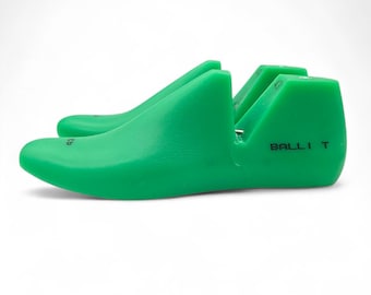 Könnte beinhalten: Zwei hellgrüne Schuhleisten nebeneinander vor weißem Hintergrund. Die Leisten sind mit dem Text "BALLI T" und der Zahl "43" beschriftet. Die Schuhformen bestehen aus einem glatten, festen Material.