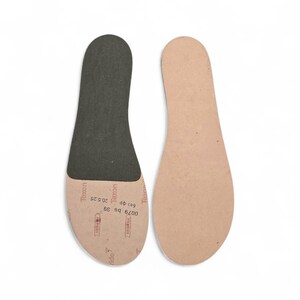 Peut inclure: Deux semelles int&eacute;rieures de chaussures. L'une est gris fonc&eacute; avec une surface textur&eacute;e, l'autre est beige. La semelle int&eacute;rieure gris fonc&eacute; porte le texte "Texon" et d'autres marquages. Les semelles sont con&ccedil;ues pour &ecirc;tre ins&eacute;r&eacute;es dans les chaussures.