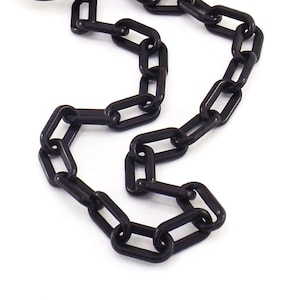 Naszyjnik z dużym czarnym łańcuszkiem: Masywna akrylowa biżuteria z wyrazistym wzorem