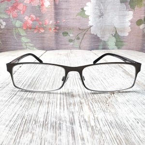 Rektangulära läsglasögon i gunmetal för män med mjukt fodral (53[]16/139)