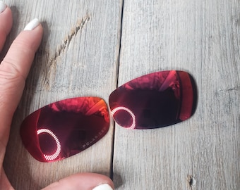 Gafas de sol Oakley con lentes de sol OEM, polarizadas y grabadas con efecto positivo morado.