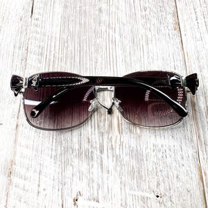 Gafas de sol cuadradas negras de gran tamaño: detalle de lazo, lentes moradas imagen 7