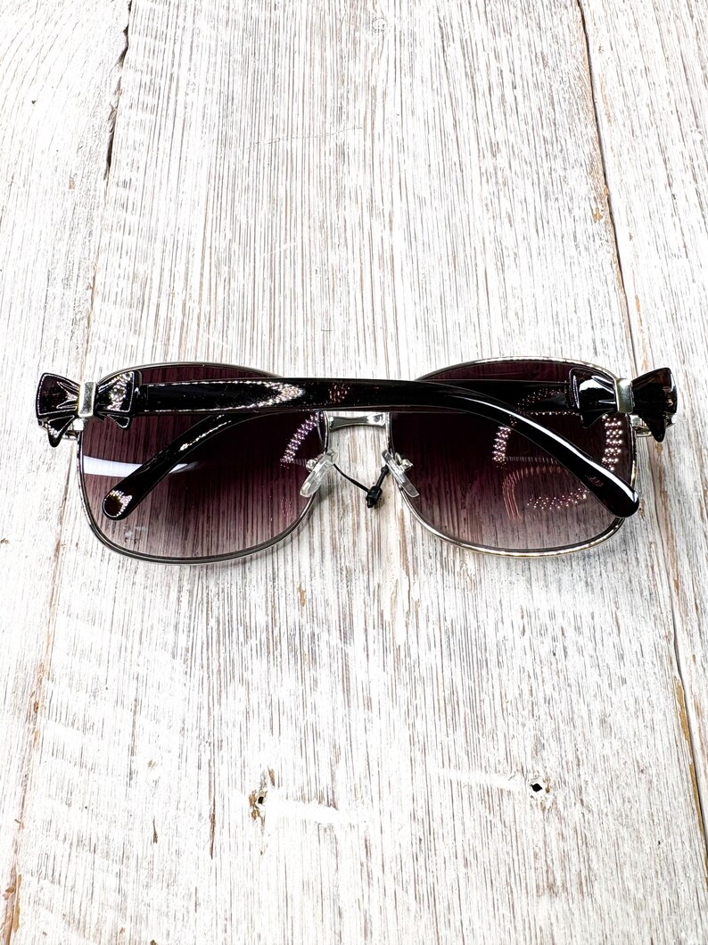 Gafas de sol cuadradas negras de gran tamaño: detalle de lazo, lentes moradas imagen 7