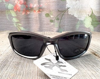 Vintage Wrap-Around Sunglasses: Gunmetal Black UV Protection