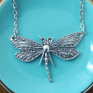 トンボのフローティングネックレスペンダントシルバートーンチェーンティーン/ガールレディースジュエリーアクセサリーコテージコアかわいいかわいいフリング昆虫自然