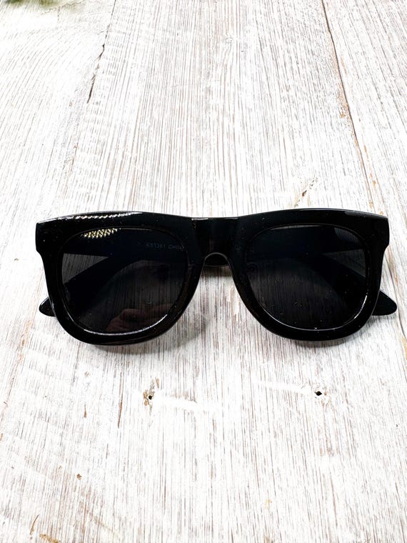 Black Square Sunglasses: Plastic Frames, Dark Len… - image 6