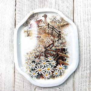 Small Tin Tray, Vintage: Country Barn Scene with Daisies