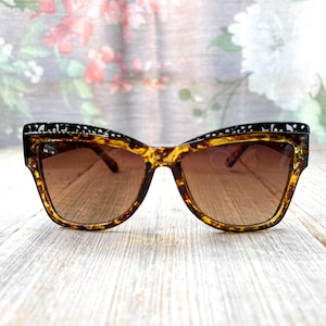 oversized cat-eye sunglasses brown lenses uv protection brown tortoise plastic frames sunglass women fashion accessory