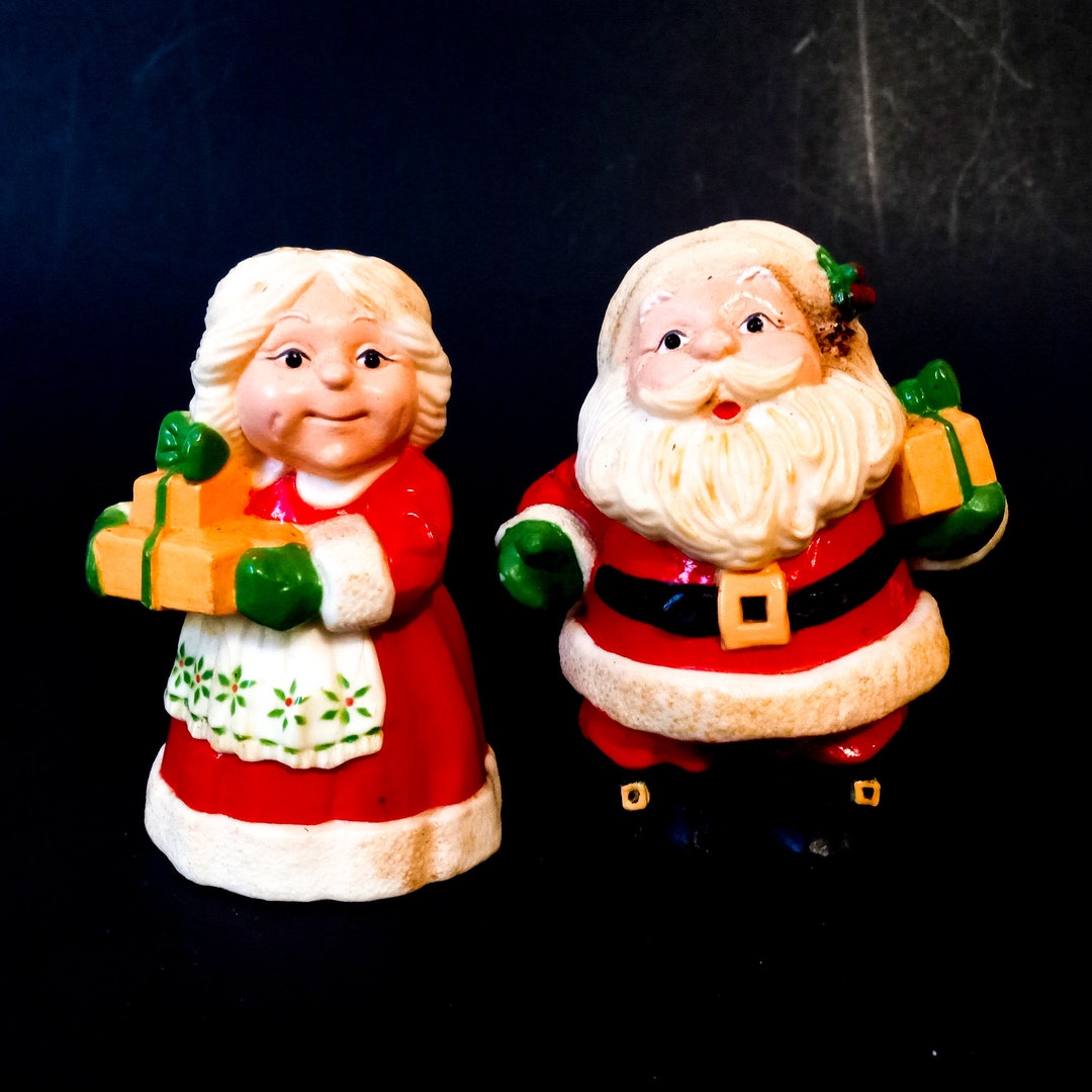 1980's Vintage Salt and Pepper Shakers Mr and Mrs Claus Holiday