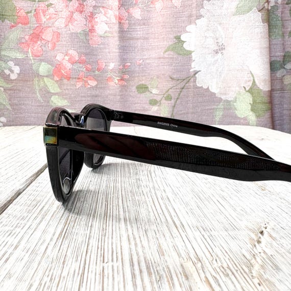 Black Round Sunglasses: Plastic Frames - image 3