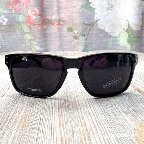 Vintage Square Sunglasses: Black Plastic Frame, UV  display picture 1