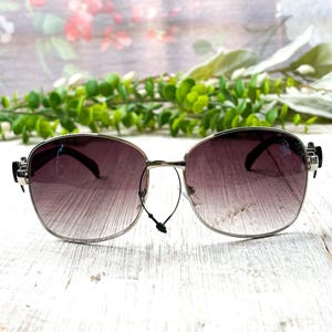 Gafas de sol cuadradas negras de gran tamaño: detalle de lazo, lentes moradas imagen 3