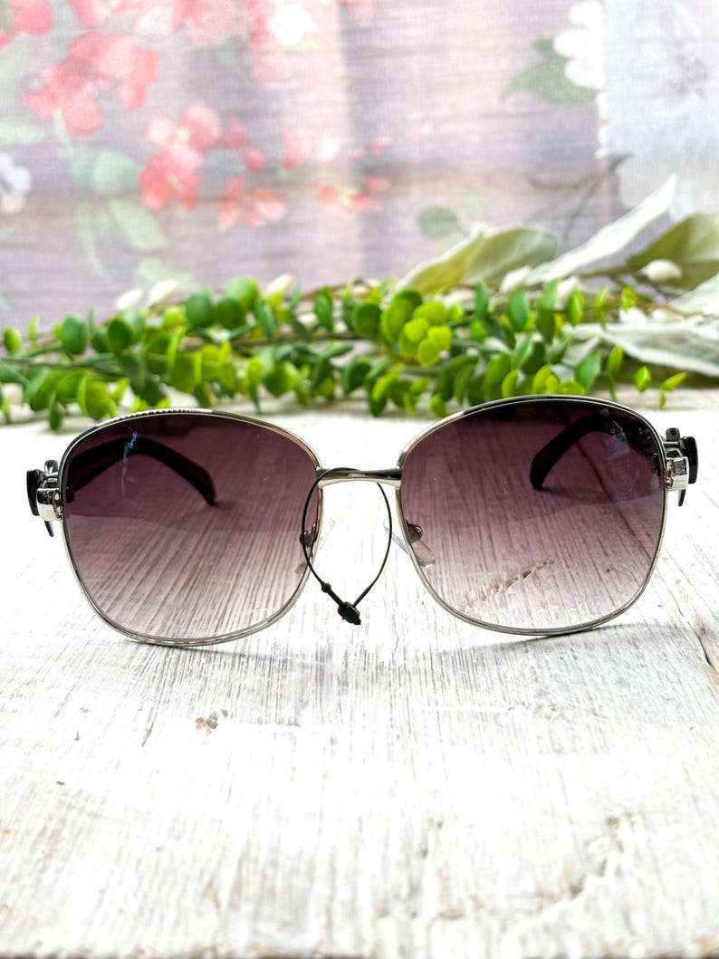 Gafas de sol cuadradas negras de gran tamaño: detalle de lazo, lentes moradas imagen 3