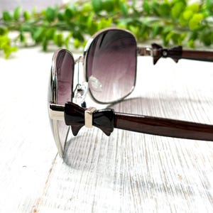 Gafas de sol cuadradas negras de gran tamaño: detalle de lazo, lentes moradas imagen 4