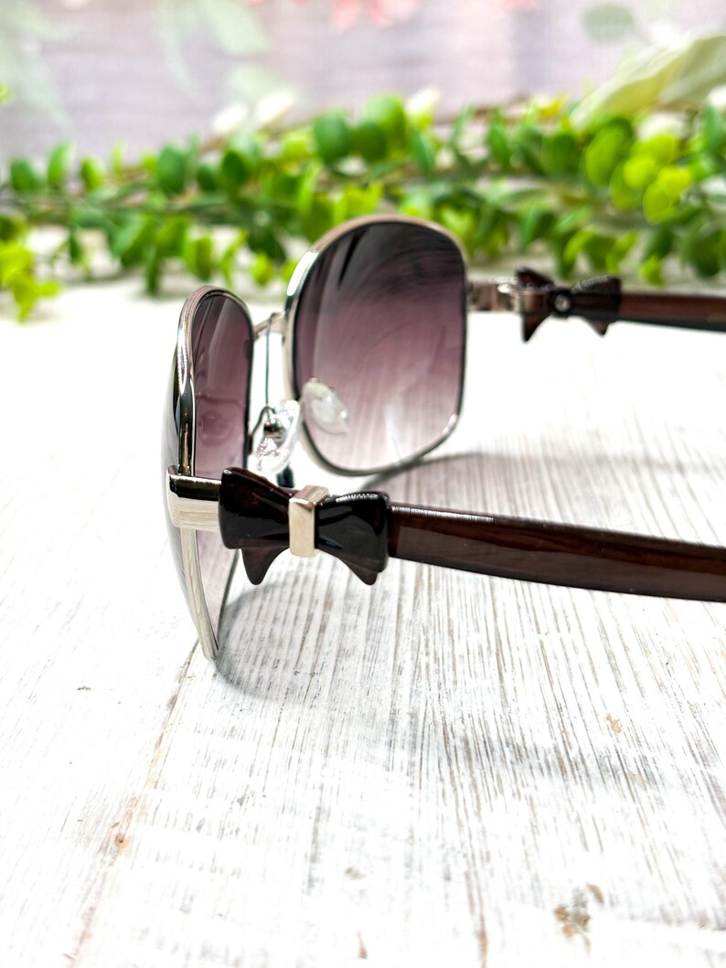 Gafas de sol cuadradas negras de gran tamaño: detalle de lazo, lentes moradas imagen 4