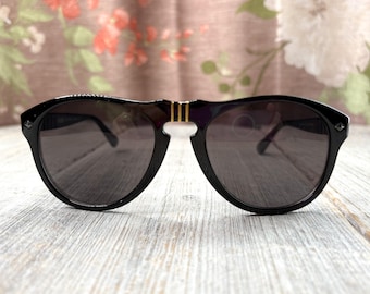 Oversized Round Sunglasses: Vintage Black & Gold Frame, UV Protection