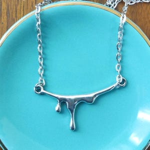 druipende hanger ketting drijvende choker ketting zilverkleurig bloed druppelen bloeden vrouwen sieraden goth vamp vampier emo trendy moderne stijl