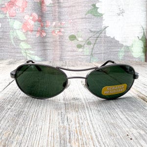 Oval Sunglasses with UV Protection and Scratch-Resistant Lenses Women main image 3