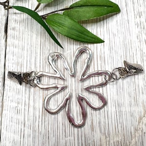 Fermoir clip pour chemises/robes/pulls Fleur argentée Accessoires de mode pour femmes Accessoire