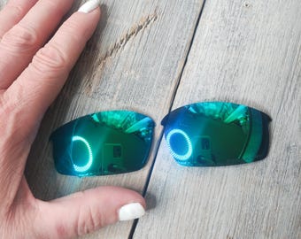 wymienne soczewki do okularów przeciwsłonecznych Oakley z zieloną nakrętką polaryzacyjną i grawerem
