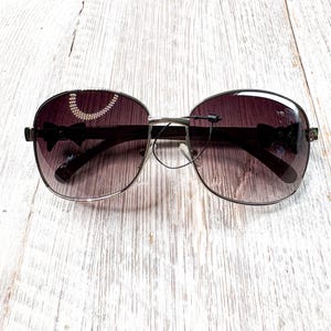 Gafas de sol cuadradas negras de gran tamaño: detalle de lazo, lentes moradas imagen 6