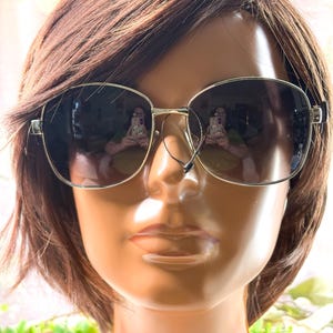 Gafas de sol cuadradas negras de gran tamaño: detalle de lazo, lentes moradas imagen 2