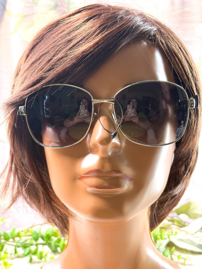 Gafas de sol cuadradas negras de gran tamaño: detalle de lazo, lentes moradas imagen 2