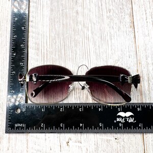 Gafas de sol cuadradas negras de gran tamaño: detalle de lazo, lentes moradas imagen 5