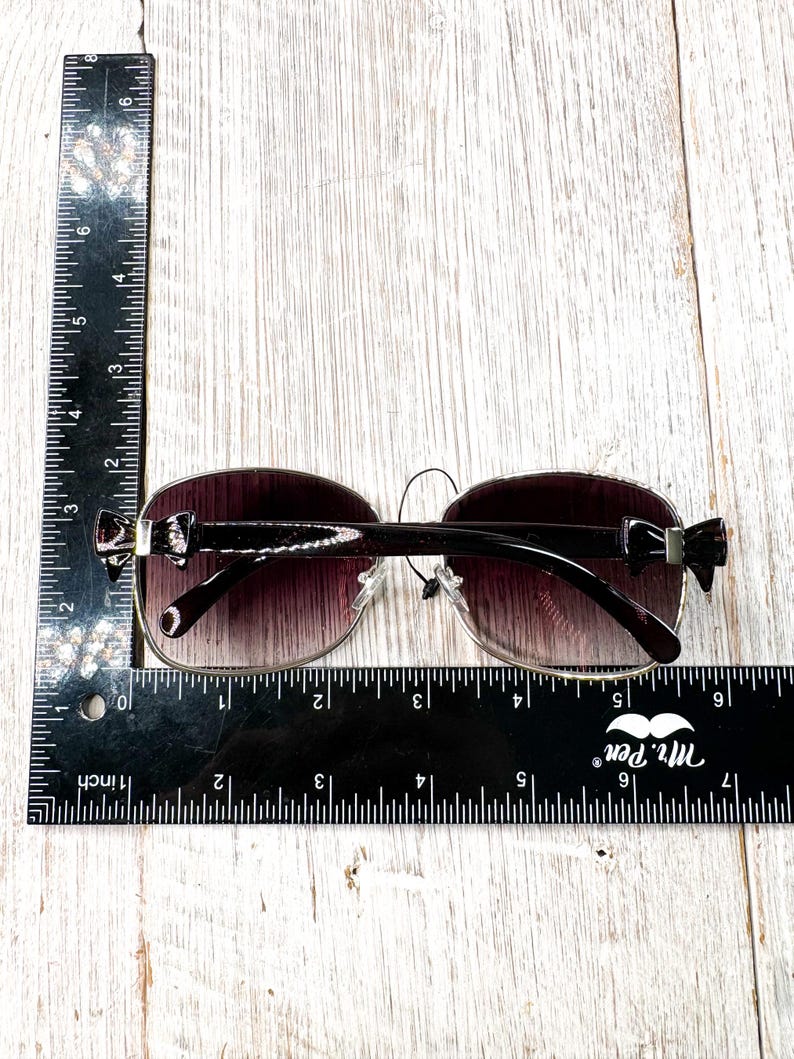 Gafas de sol cuadradas negras de gran tamaño: detalle de lazo, lentes moradas imagen 5