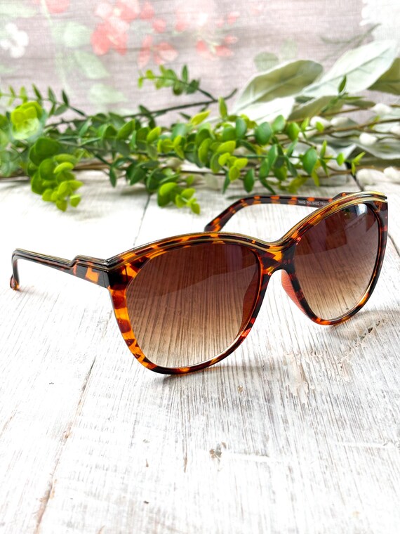 Oversized Cat-eye Sunglasses Brown Tortoise-shell With a  display picture 1