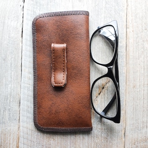 occhiali vintage deadstock custodia tascabile clip porta occhiali cammello scuro marrone accessori moda uomo occhiali da sole occhiali da vista