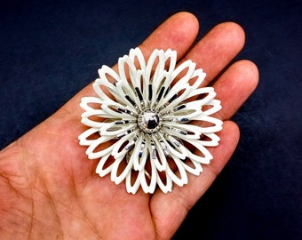 vintage flower brooch pin sarah coventry | white enamel and silver metal flower