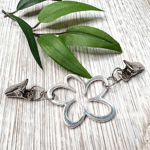 Fermoir clip pour chemises/robes/pulls Fleur argentée Accessoires de mode pour femmes Accessoire